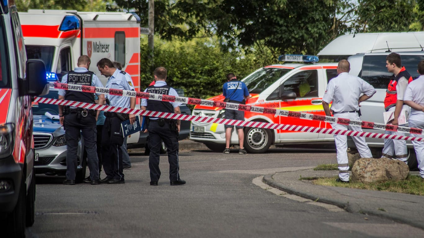 Einsatzkräfte am Tatort in Leinfelden-Echterdingen: Hier wurden zwei Leichen vor einem Haus gefunden.