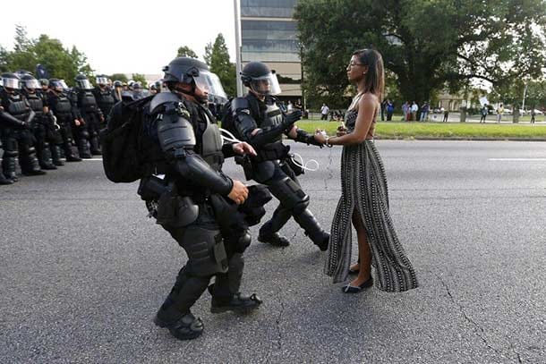 Eine unbewaffnete Demonstrantin steht bei Protesten gegen Polizeigewalt am 12. Juli 2016 in Baton Rouge Beamten in schwerer Montur gegenüber.