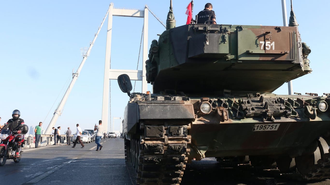 Ein Panzer steht am Tag nach dem vereitelten Putsch auf der Bosporus-Brücke in Istanbul.