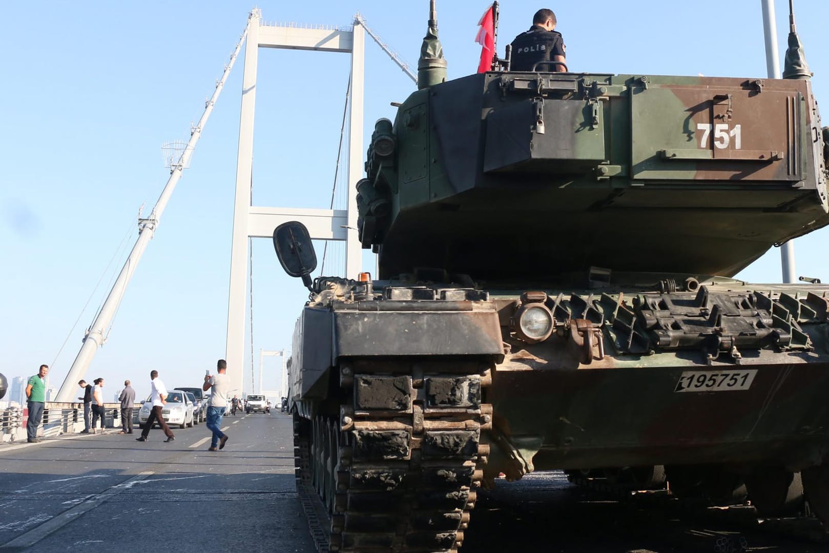 Ein Panzer steht am Tag nach dem vereitelten Putsch auf der Bosporus-Brücke in Istanbul.