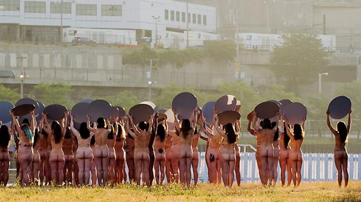 US-Fotograf Spencer Tunick protestiert mit nackten Protagonistinnen gegen Donald Trump.