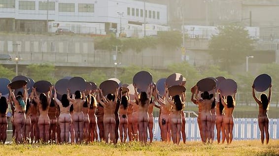 US-Fotograf Spencer Tunick protestiert mit nackten Protagonistinnen gegen Donald Trump. US-Fotograf Spencer Tunick protestiert mit nackten Protagonistinnen gegen Donald Trump.
