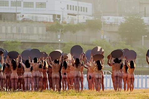 US-Fotograf Spencer Tunick protestiert mit nackten Protagonistinnen gegen Donald Trump.