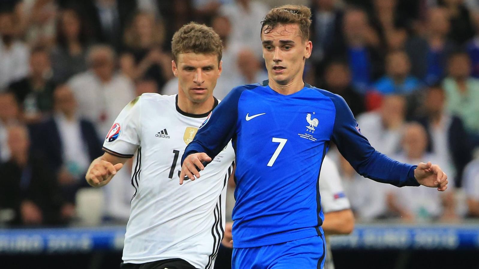 DFB-Spieler Thomas Müller (li.) bedrängt im EM-Halbfinale den Franzosrn Antoine Griezmann. DFB-Spieler Thomas Müller (li.) bedrängt im EM-Halbfinale den Franzosrn Antoine Griezmann.