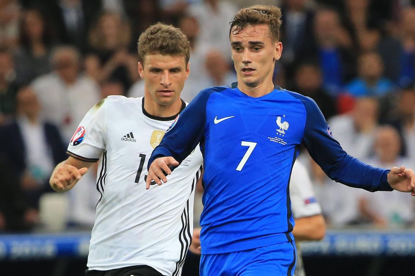 DFB-Spieler Thomas Müller (li.) bedrängt im EM-Halbfinale den Franzosrn Antoine Griezmann.