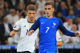 DFB-Spieler Thomas Müller (li.) bedrängt im EM-Halbfinale den Franzosrn Antoine Griezmann.