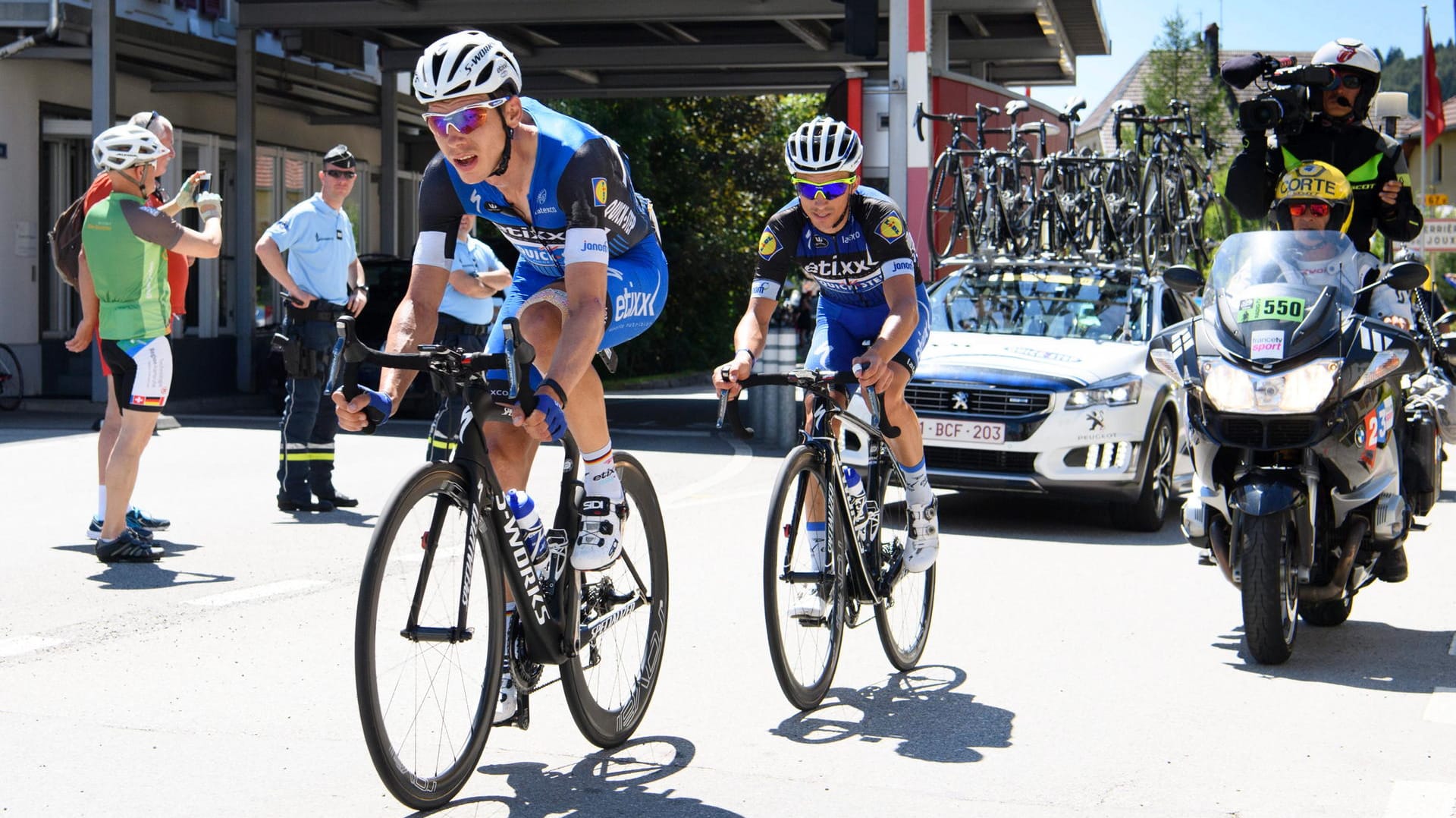 Grenzübertritt: Tony Martin war der erste Fahrer, der in der Schweiz war. Dahinter sein Teamkamerad Julian Alaphilippe.