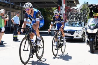 Grenzübertritt: Tony Martin war der erste Fahrer, der in der Schweiz war. Dahinter sein Teamkamerad Julian Alaphilippe.