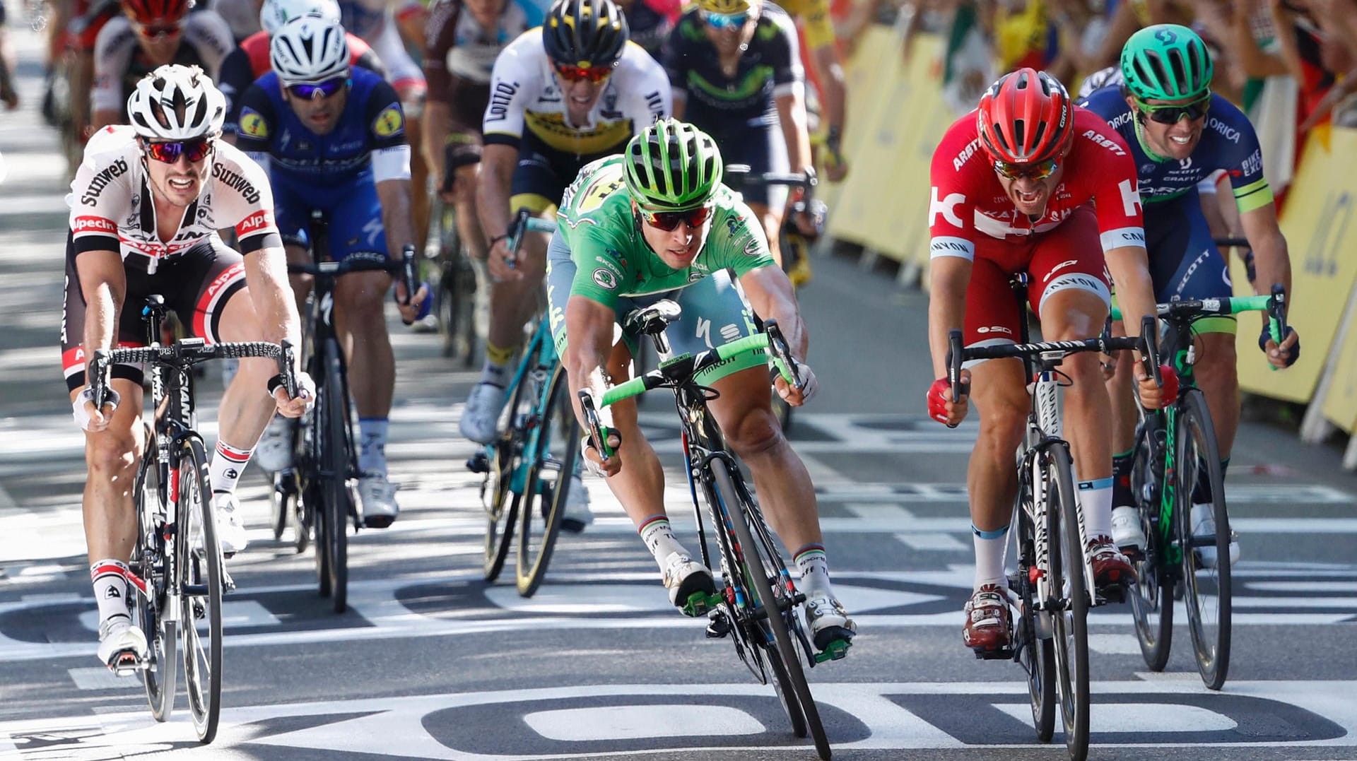 Knappe Angelegenheit: Peter Sagan (Grünes Trikot) lag im Sprint nur hauchdünn vor Alexander Kristoff (rechts daneben).