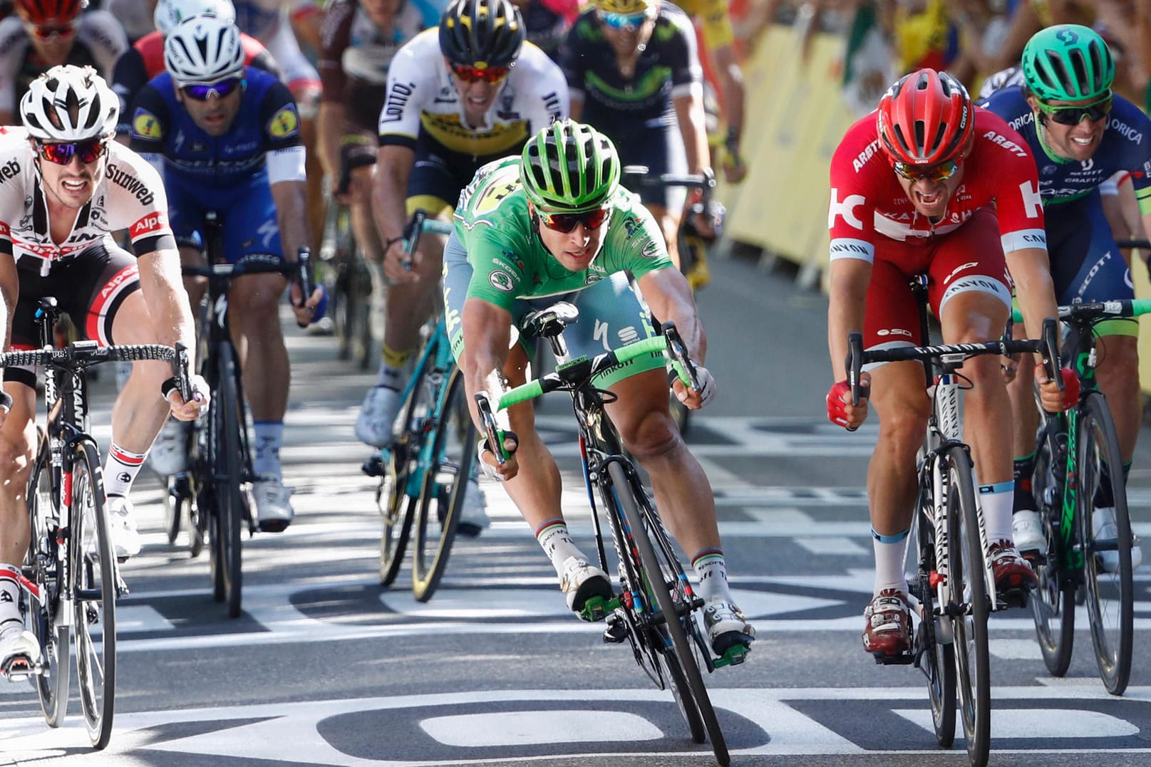 Knappe Angelegenheit: Peter Sagan (Grünes Trikot) lag im Sprint nur hauchdünn vor Alexander Kristoff (rechts daneben).