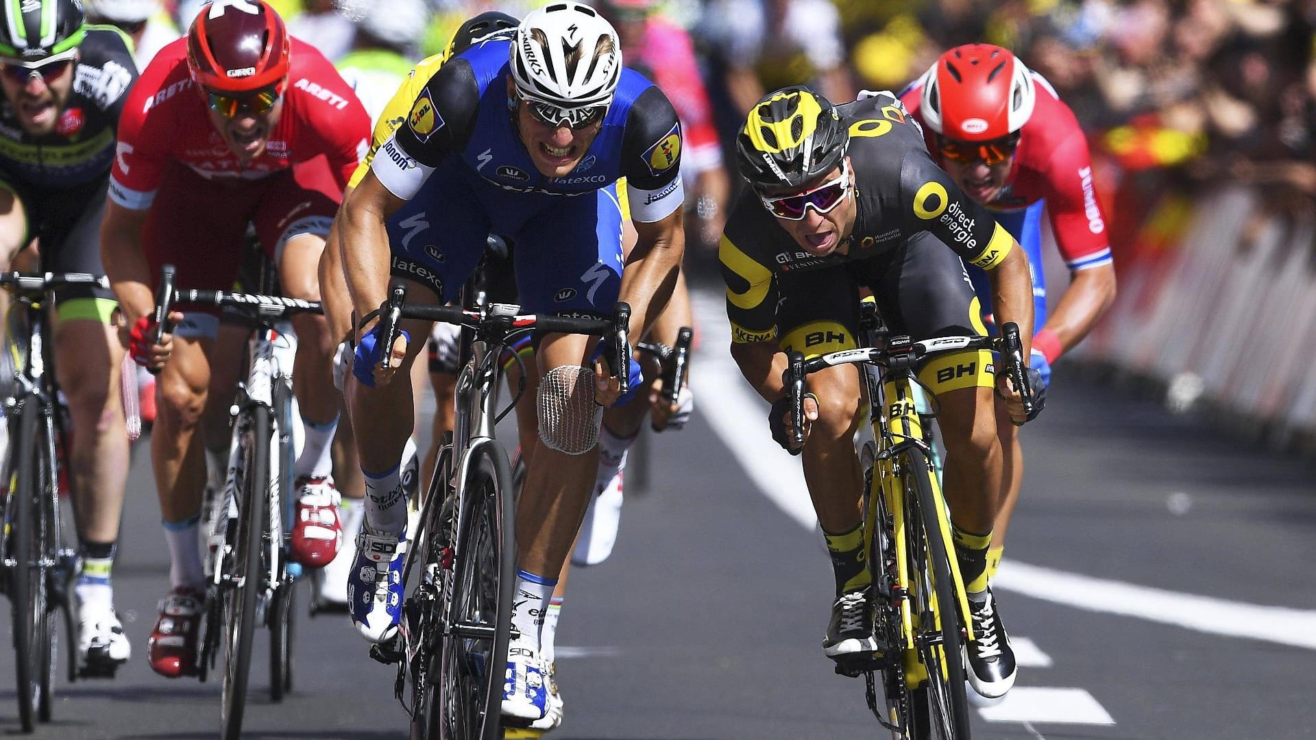 Es war ein Kampf auf Biegen und Brechen, den sich Marcel Kittel (li. / Etixx - Quick-Step) mit dem Franzosen Bryan Coquard (Direct Energy) im Massensprint der vierten Etappe in Limoges lieferte...