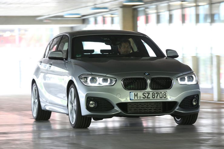 Schon beim Ausparken lässt dich der 1er spüren: Das ist ein echter BMW.