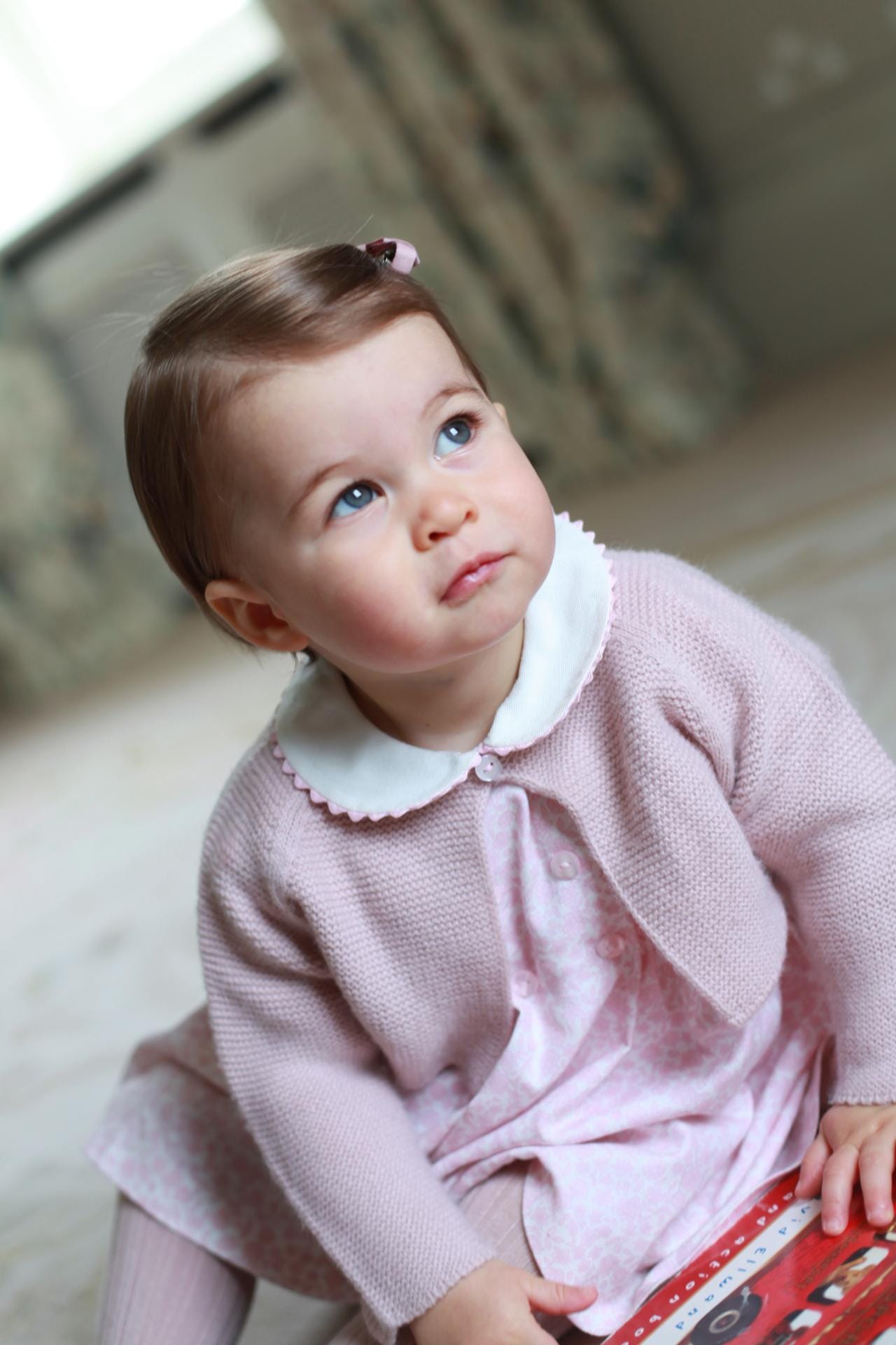 Prinzessin Charlotte (* 2015) ist die kleine Schwester von Prinz George und steht hinter ihm auf Platz vier der Thronfolge.