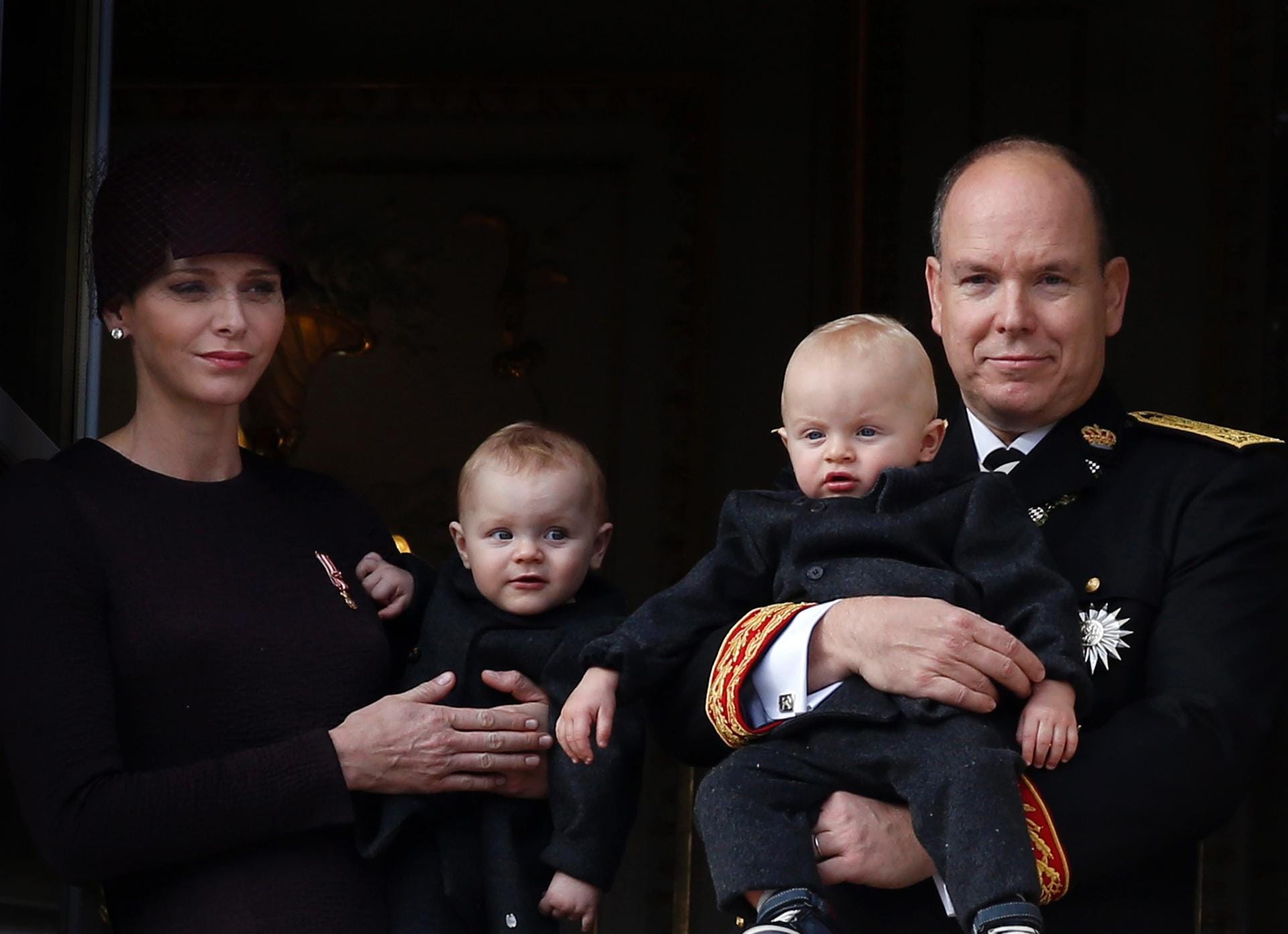 Deutlich seltener als die schwedischen Prinzen und Prinzessinnen werden Monacos Sprösslinge abgelichtet. Hier sind die Zwillinge Prinzessin Gabriella (li.) und Prinz Jacques (re.) beim Nationalfeiertag im November 2015 auf den Armen ihrer Eltern Fürstin Charlène und Fürst Albert zu sehen.