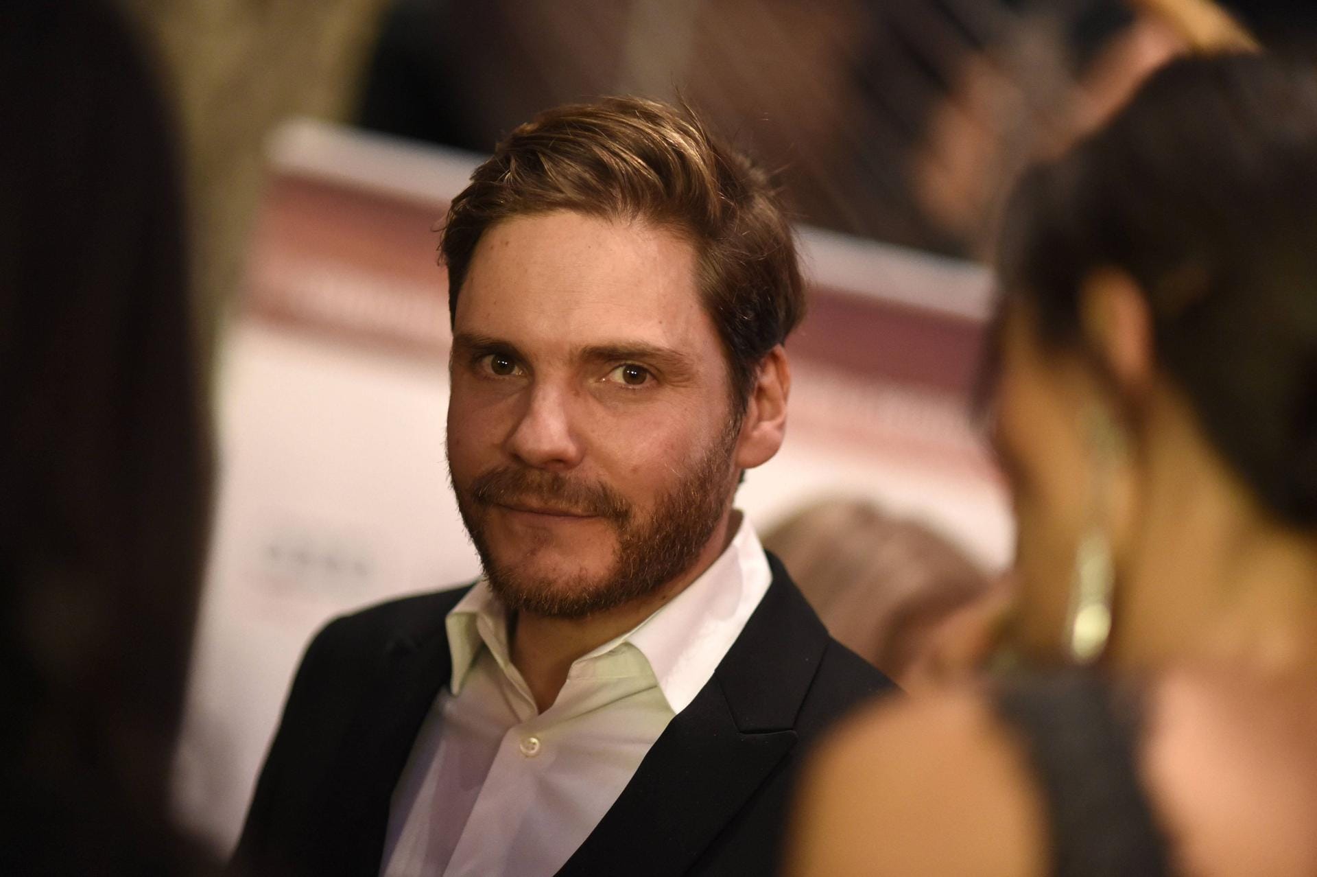 Der Halbspanier und Schauspieler Daniel Brühl versteht etwas von Tapas und gab sogar ein entsprechendes Kochbuch heraus