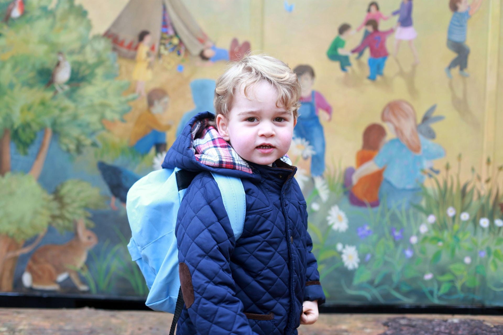 George, der im Januar 2016 seinen ersten Tag in der Kinderkrippe hatte (Foto), steht auf Platz drei der britischen Thronfolge. Vor ihm kommen lediglich Opa Prinz Charles und Papa Prinz William.