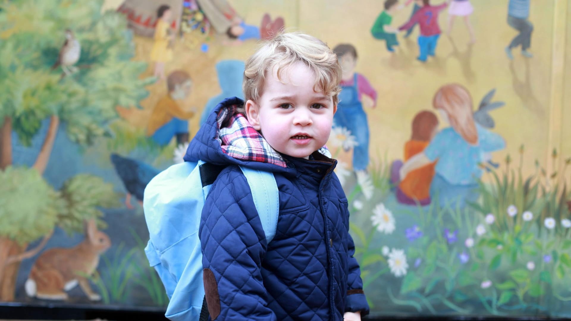 George, der im Januar 2016 seinen ersten Tag in der Kinderkrippe hatte (Foto), steht auf Platz drei der britischen Thronfolge. Vor ihm kommen lediglich Opa Prinz Charles und Papa Prinz William.