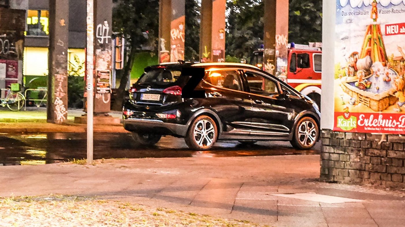 Auf den echten Fotos sieht man den Crossover-Charakter des kleinen E-Opel.