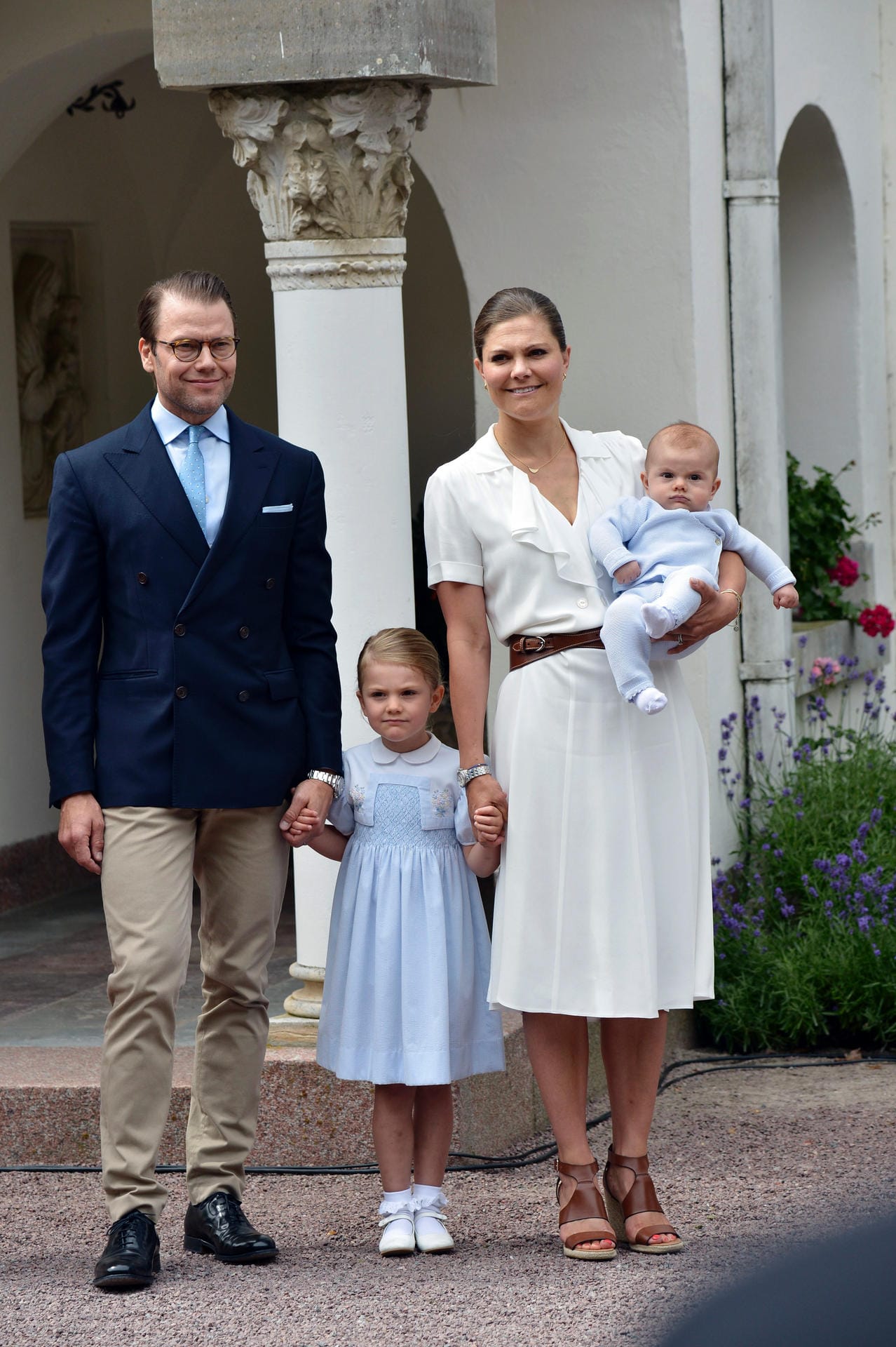 Das schwedische Königshaus hat in den vergangenen Jahren einen Kindersegen erlebt. König Carl Gustaf und seine Frau Silvia sind inzwischen fünffache Großeltern. Kronprinzessin Victoria und ihr Ehemann Daniel haben zwei Kinder: Prinzessin Estelle (* 2012) und Prinz Oscar (* 2016), der im Mai getauft wurde.