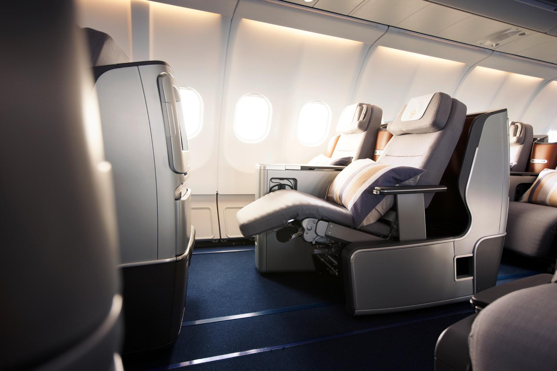 In der Business Class der Lufthansa können sich Fluggäste sogar ablegen. Das hat seinen Preis: Knapp unter 2000 Euro kosten die Tickets mindestens.
