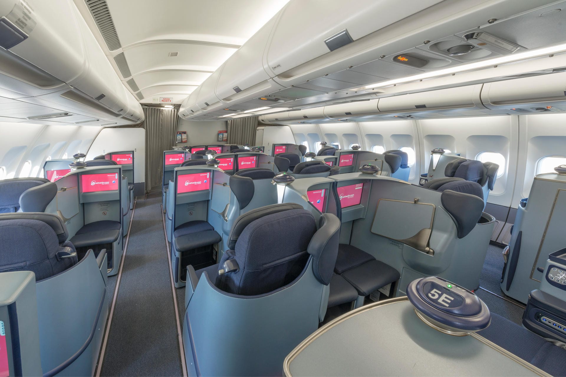 Auch bei Air Berlin lassen sich die Business-Class-Sitze zur Liegefläche umfunktionieren. Preise für Hin- und Rückflug nach Nordamerika starten bei etwa 1500 Euro.