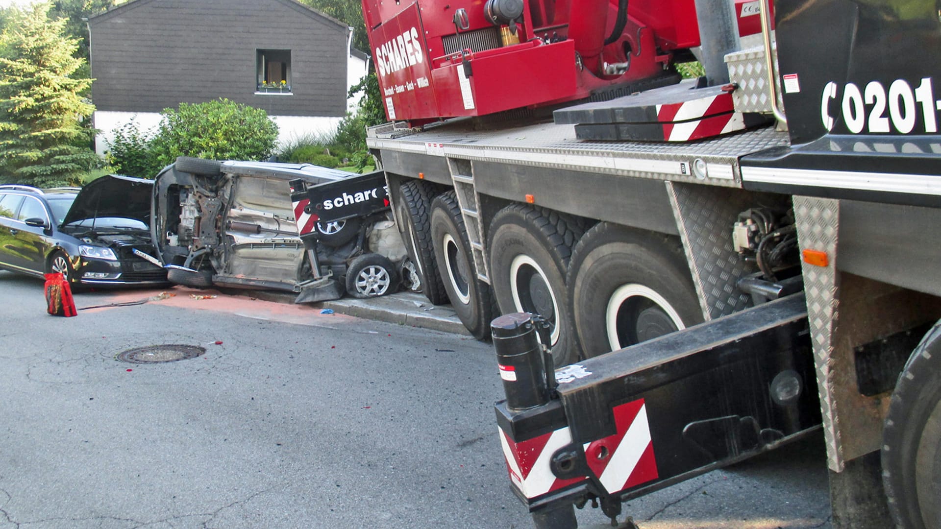 Der Kran zerstörte zwei Autos und eine Straßenlaterne.