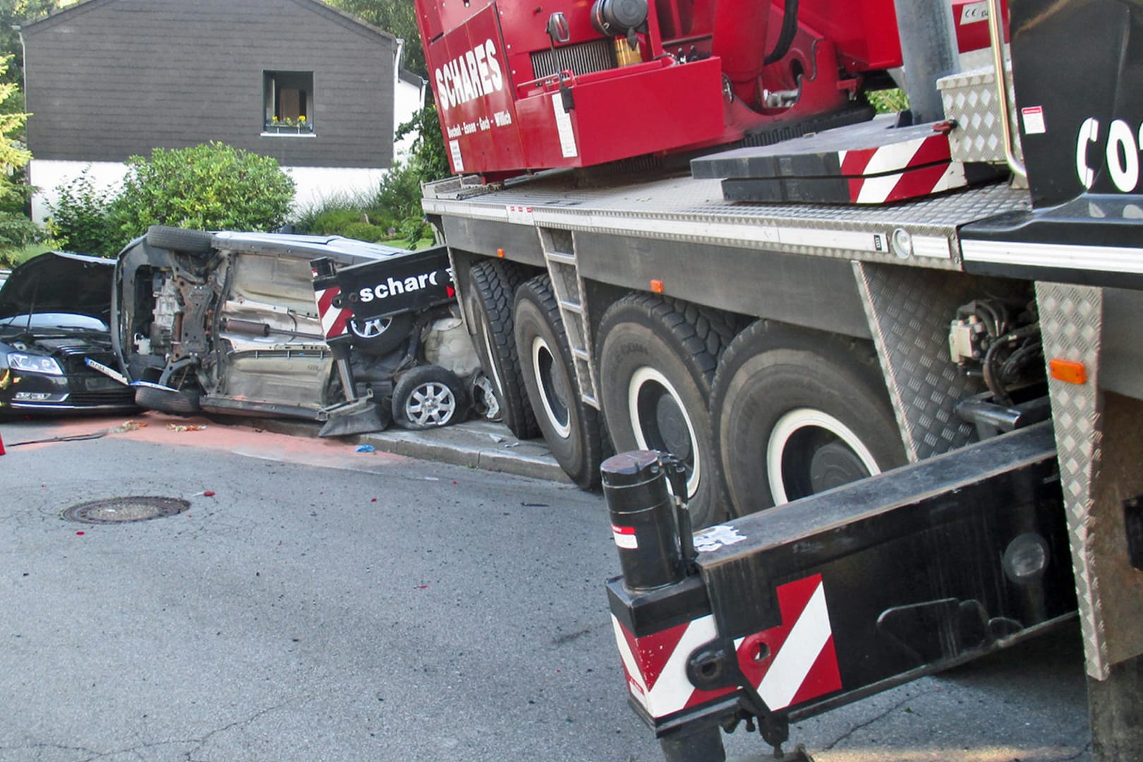 Der Kran zerstörte zwei Autos und eine Straßenlaterne.