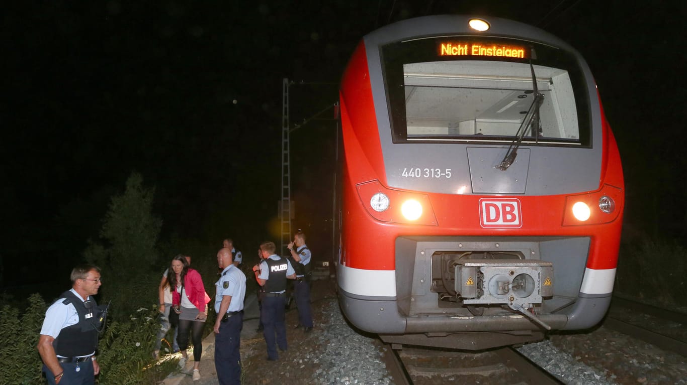 Einsatzkräfte am Tatort: In diesem Regionalzug attackierte der Täter Reisende mit der Axt.