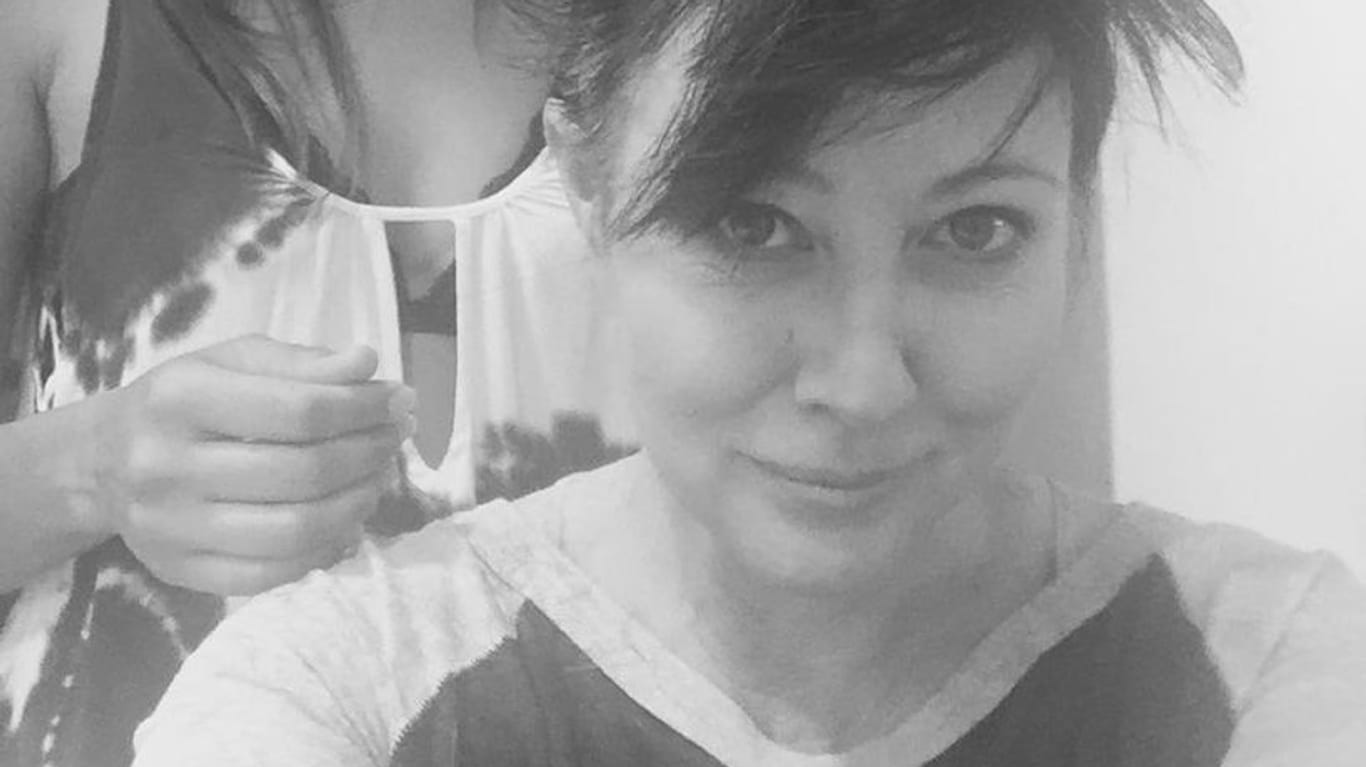 Angesichts ihrer Chemotherapie hat sich Shannen Doherty entschlossen, die Haare abschneiden zu lassen - und dokumentiert dies mit Fotos auf Facebook.