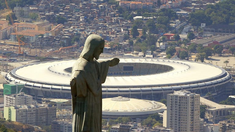 Die monumentale Christusstatue wacht über Rio de Janeiro und das Maracana-Stadion.