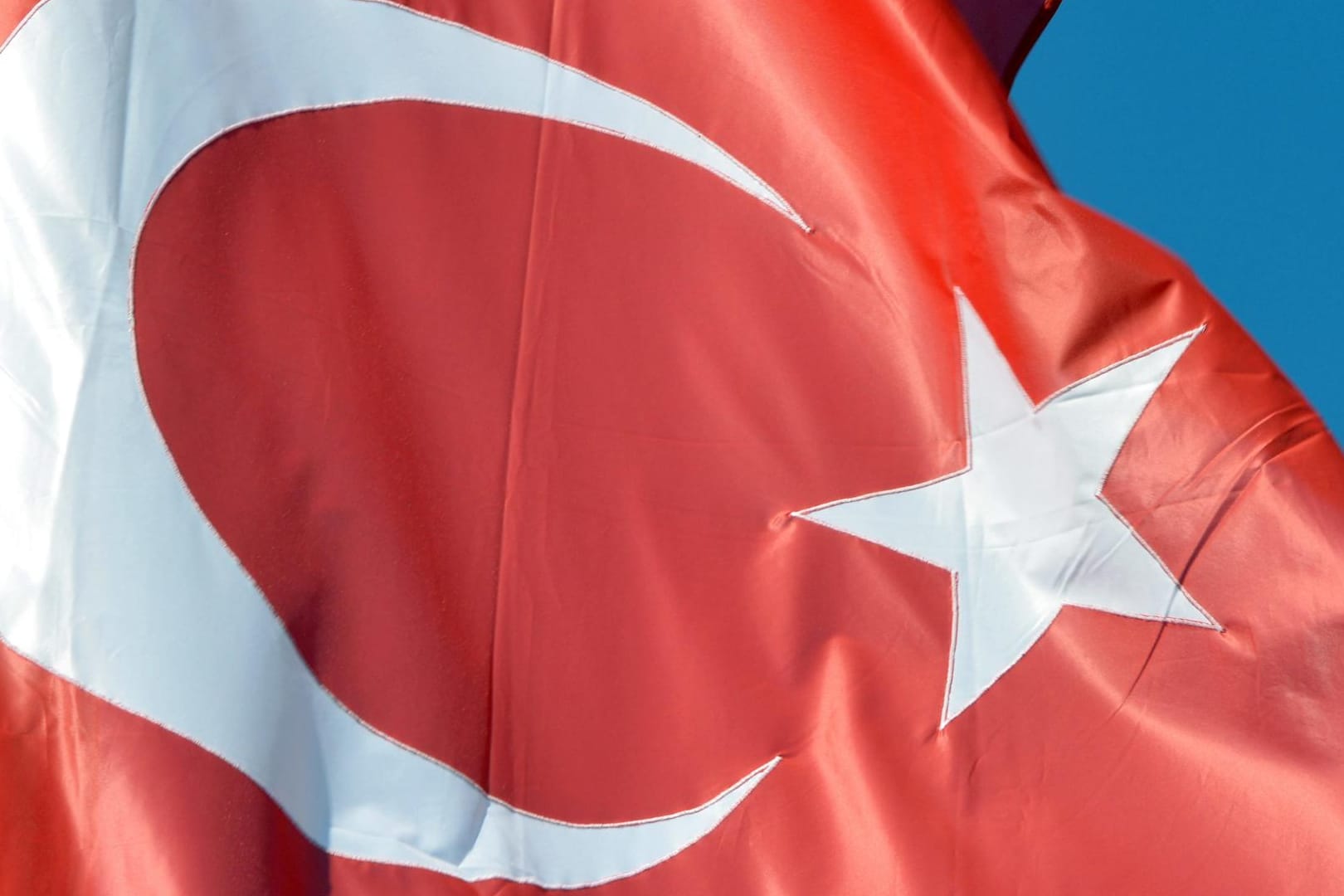 Die Türkei setzt ihren harten Kurs nach dem gescheiterten Putsch durch das Militär fort.