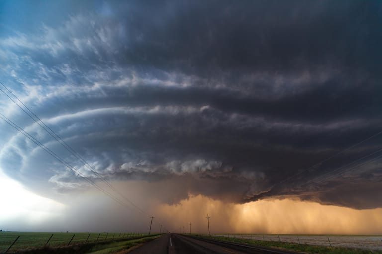 Die Trichterwolke erreicht den Boden und verursacht gewaltige Schäden. Diese Formation nennen Meteorologen die "Superzelle".