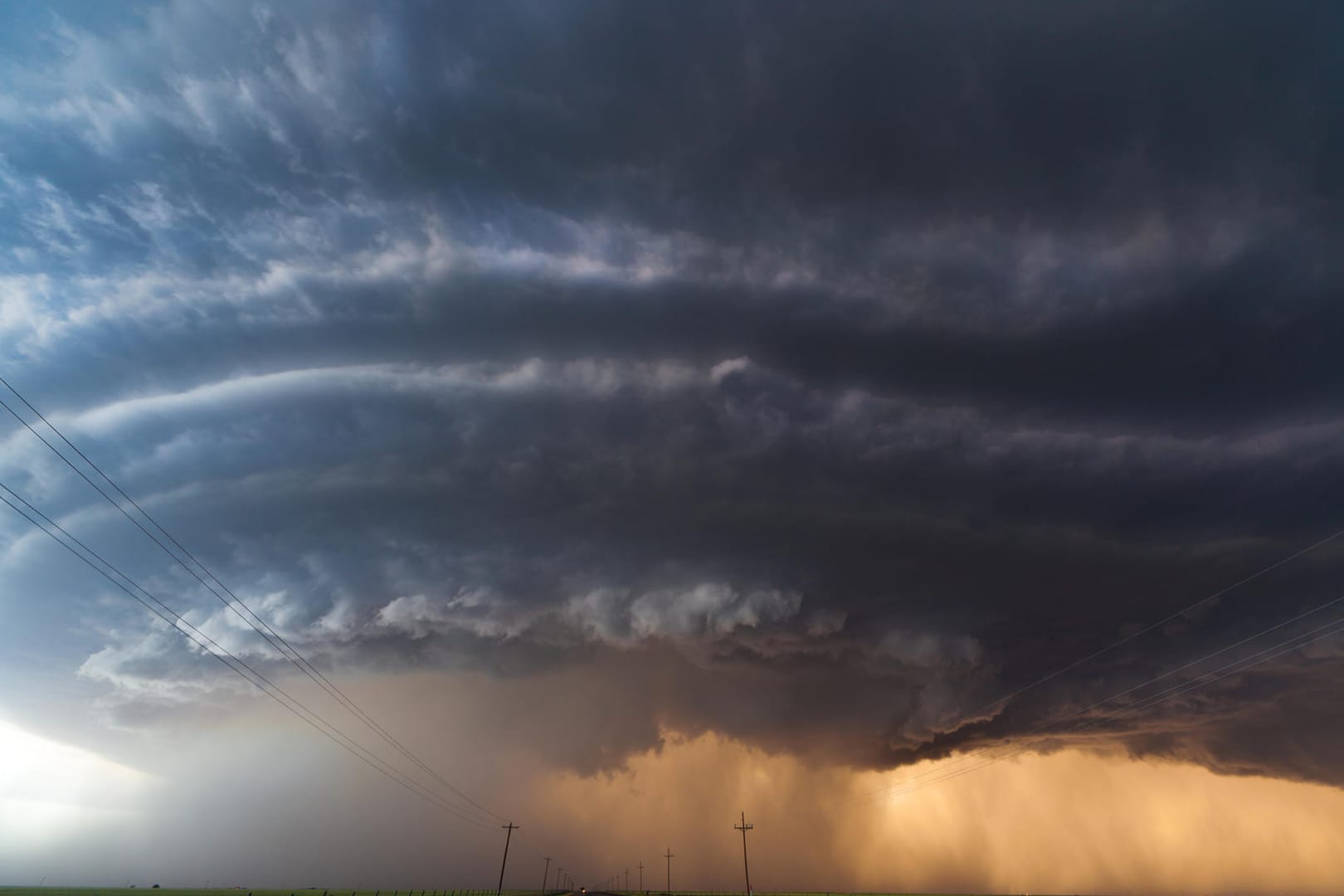 Die Trichterwolke erreicht den Boden und verursacht gewaltige Schäden. Diese Formation nennen Meteorologen die "Superzelle".