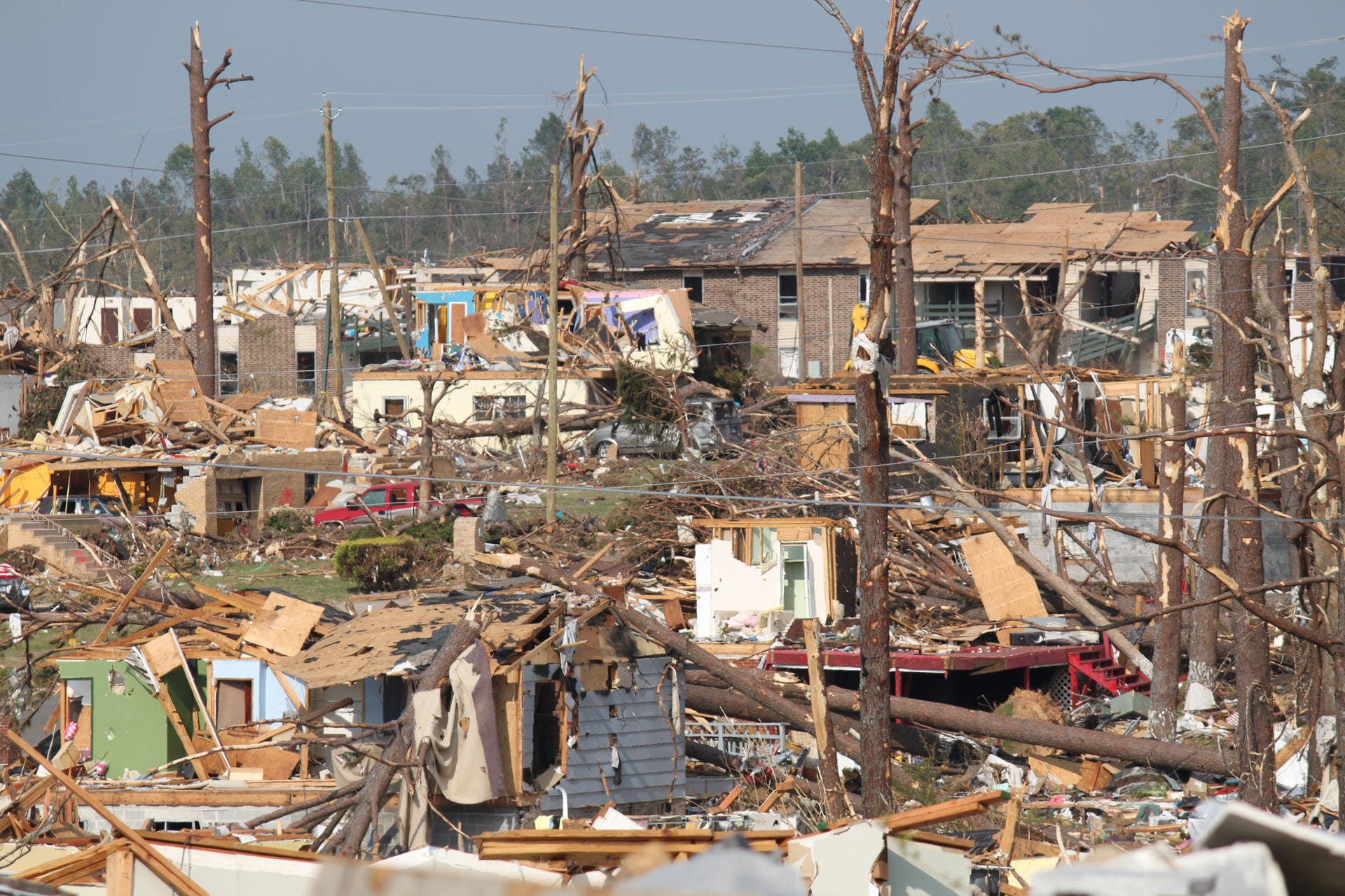 Trifft ein Tornado auf bewohntes Gebiet, verwandeln sich Dörfer und Städte binnen Sekunden zu Katastrophenzonen wie im Krieg.