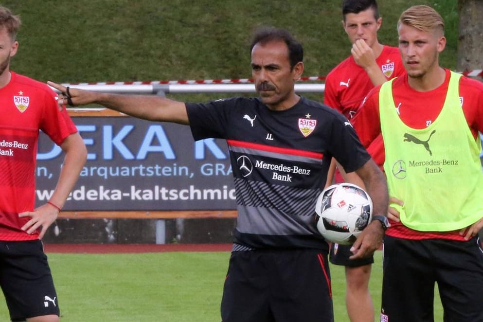 Der neue Trainer des VfB Stuttgart in Aktion: Jos Luhukay.