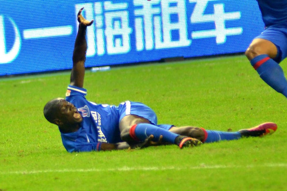 Demba Ba fällt nach seinem Beinbruch lange aus.