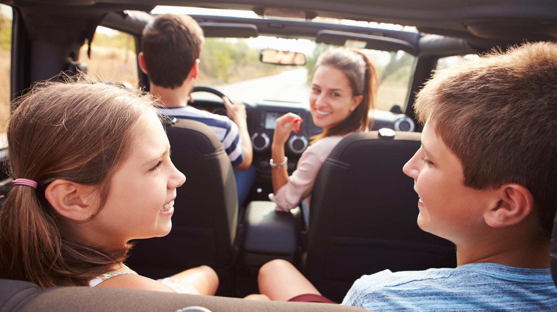 Mit der richtigen Vorbereitung meistern Sie die Autofahrt sicher und ohne Stress.