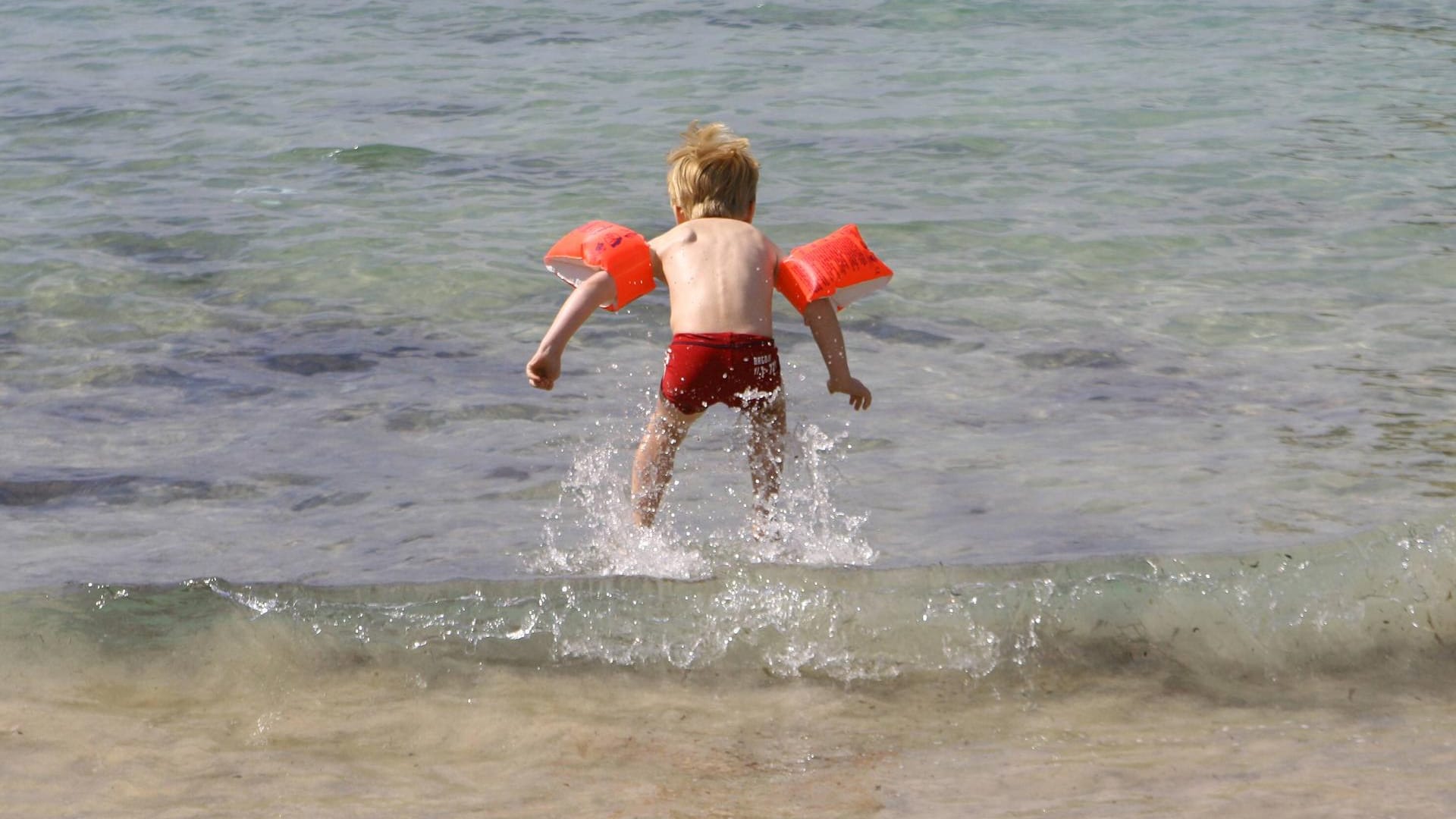 Kleine Kinder sollten niemals unbeaufsichtigt ins Wasser gelassen werden.