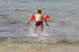 Kleine Kinder sollten niemals unbeaufsichtigt ins Wasser gelassen werden.
