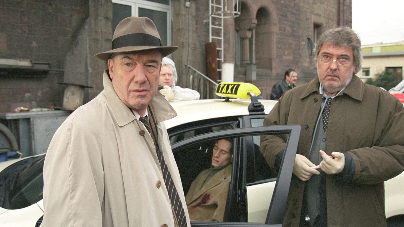Klaus Spürkel als Dr. Kocher (re.) neben Bienzle-Darsteller Dietz-Werner Steck im "Tatort - Bienzle und der Taximord" (2003).