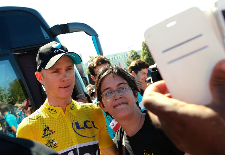 Entspannter Mann in Gelb: Nach dem Ruhetag nimmt sich Christopher Froome (Sky) vor dem 184,5 Kilometer Tagesabschnitt von Bern zur Bergankunft nach Finhaut-Emosson Zeit für ein Selfie mit einem Fan.
