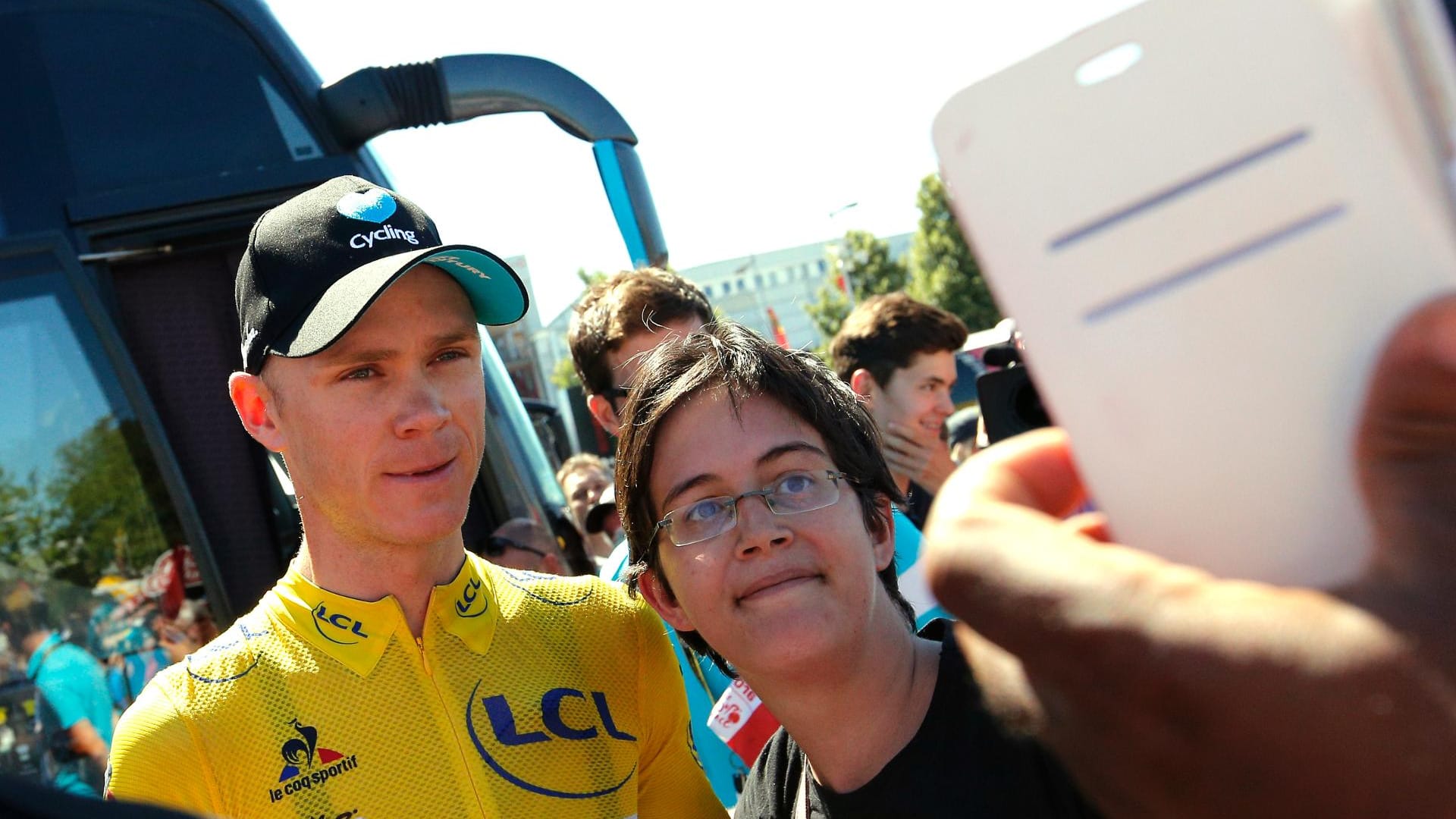 Entspannter Mann in Gelb: Nach dem Ruhetag nimmt sich Christopher Froome (Sky) vor dem 184,5 Kilometer Tagesabschnitt von Bern zur Bergankunft nach Finhaut-Emosson Zeit für ein Selfie mit einem Fan.