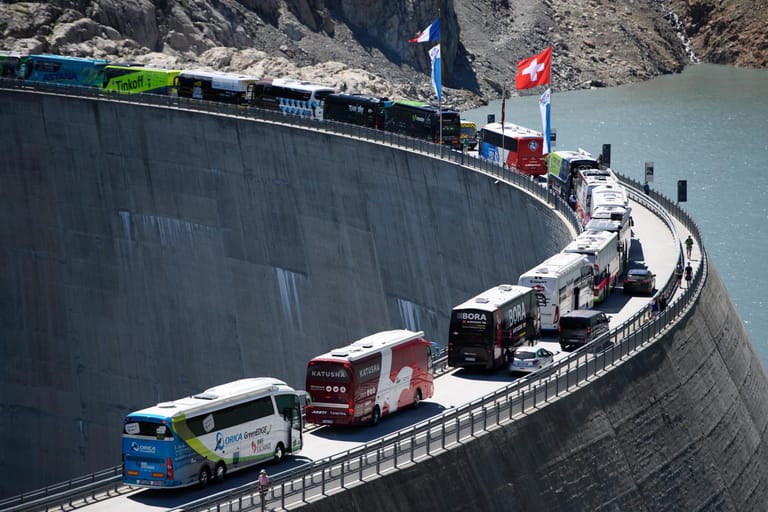 Stau auf der Staumauer: Die Team-Busse haben das Tagesziel in Finhaut-Emosson bereits erreicht und warten auf ihre Insassen.