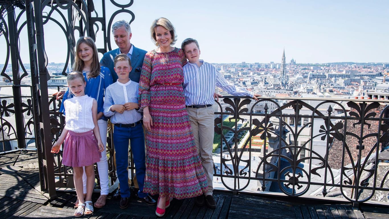 Die ganze belgische Königsfamilie: König Philippe und Königin Mathilde mit den Kindern Eleonore, Elisabeth, Emmanuel und Gabriel.