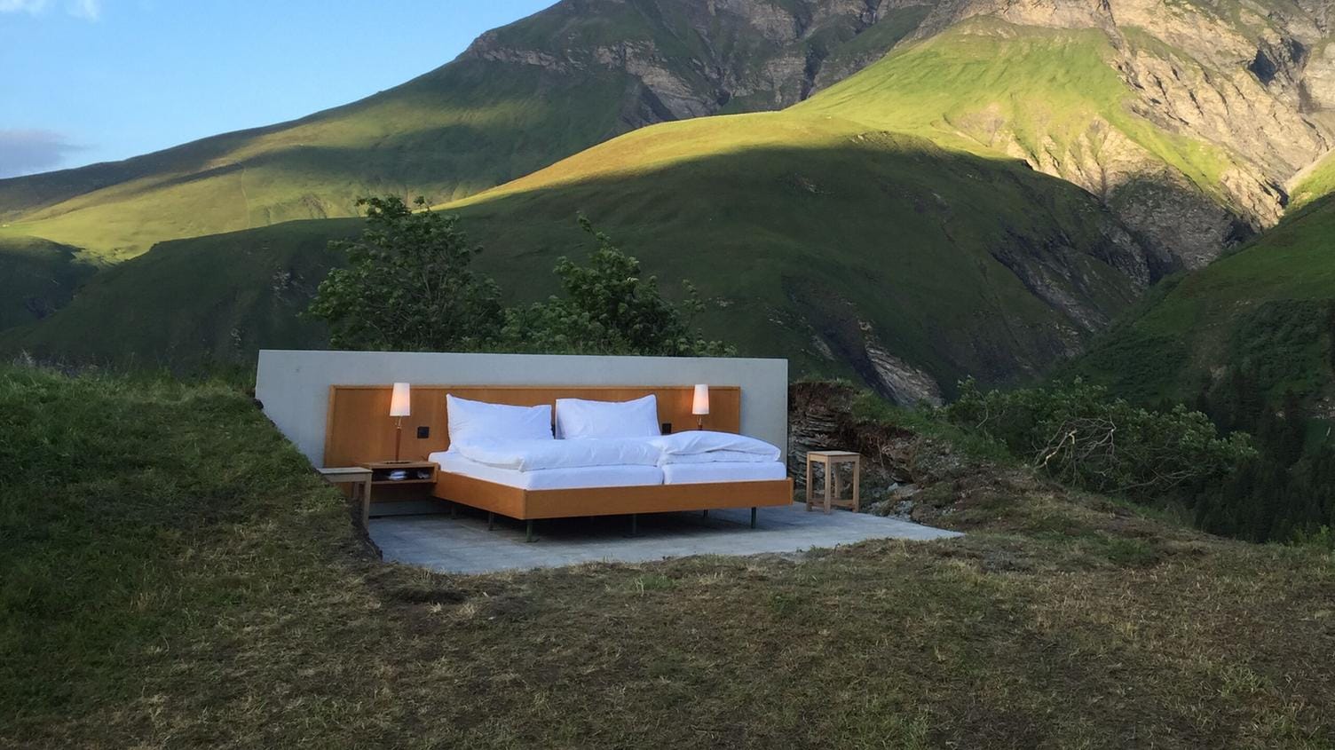 Ein Doppelbett, umgeben von der Schweizer Bergwelt – so sieht das Null-Stern-Hotel im Safiental aus.