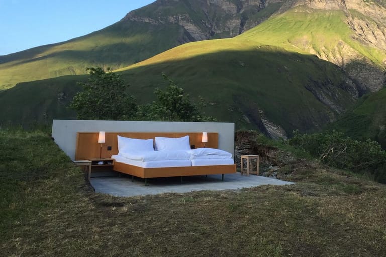 Ein Doppelbett, umgeben von der Schweizer Bergwelt – so sieht das Null-Stern-Hotel im Safiental aus.