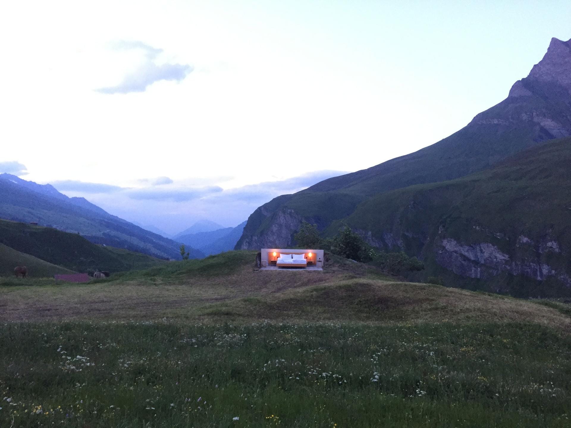 Eine Übernachtung im Open-Air-Bett kostete 2016 250 Schweizer Franken (circa 230 Euro). Nicht gerade preisgünstig, dafür hat man freie Sicht auf die Bergwelt - und mit etwas Glück auf einen sternenklaren Himmel.