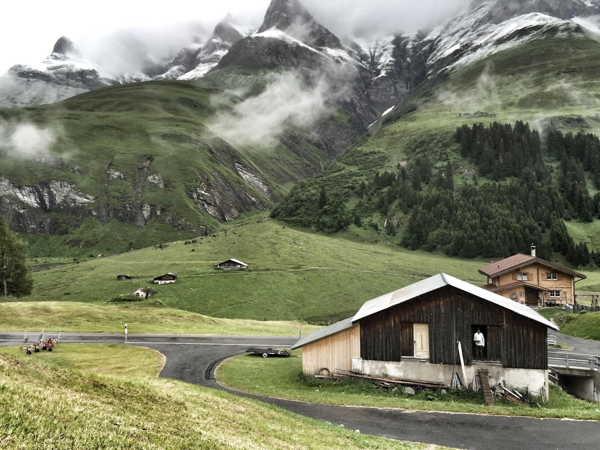 Die Unterkunft der etwas anderen Art befindet sich im Schweizer Safiental und wurde vor kurzem eröffnet.