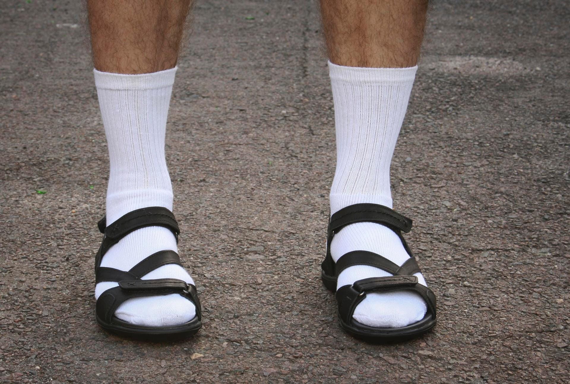 Bitte nicht: Sandalen mit Socken waren noch nie schön! Weder im Büro noch im Urlaub.