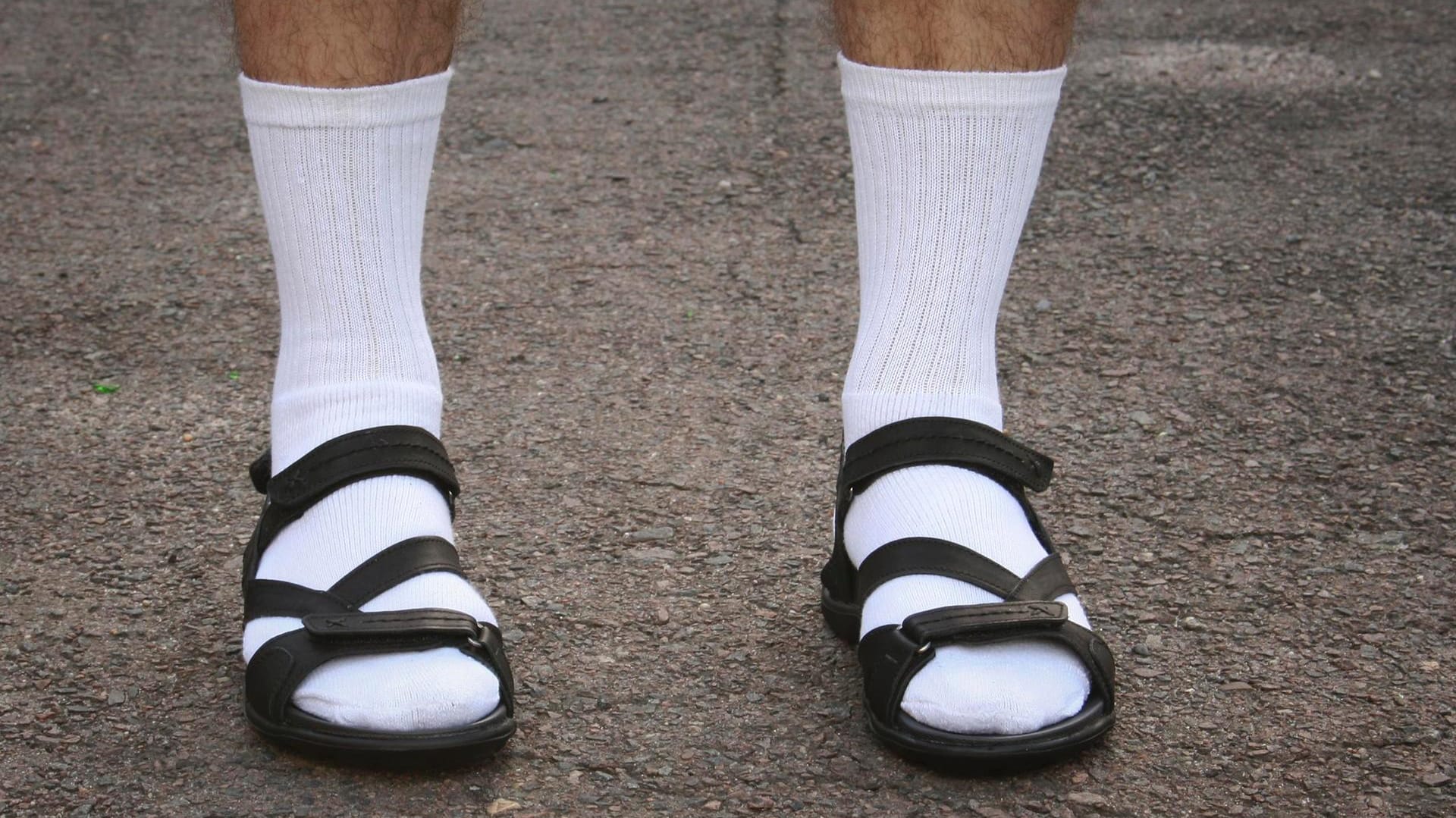 Bitte nicht: Sandalen mit Socken waren noch nie schön! Weder im Büro noch im Urlaub.